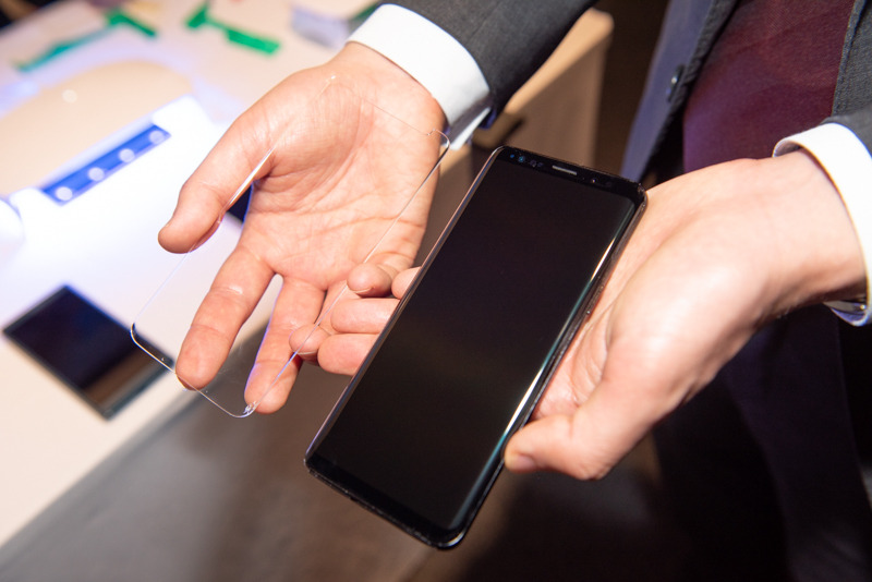 剥がしてもディスプレイ側には跡が残らない