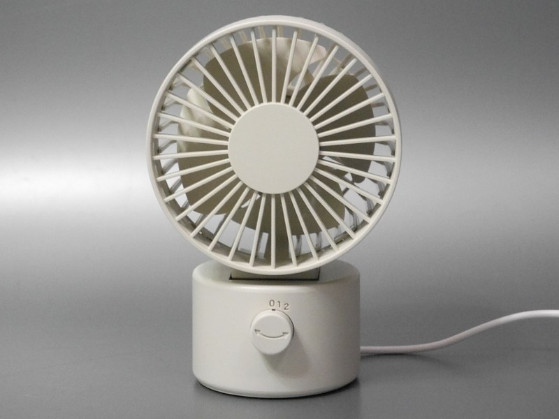 製品本体。左右約70度での自動首振り機能を搭載する