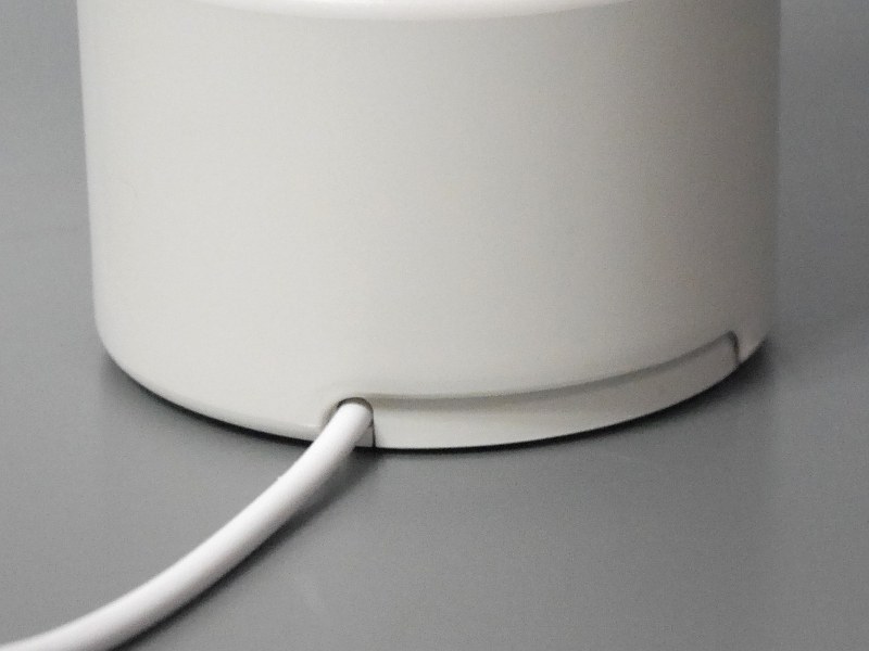 USBケーブルは台座から伸びる仕様に改められたため、従来モデルのように首振りでスイングすることがない