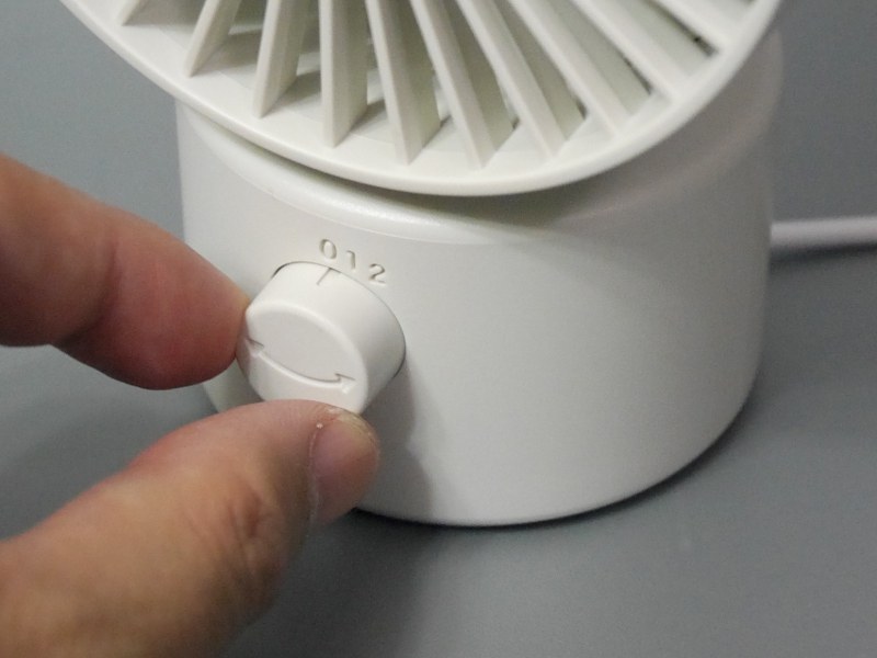 風量は2段階で調整可能。スイッチを押し込むと首振りがオンになるが、停止させると首振りはオフに戻ってしまう