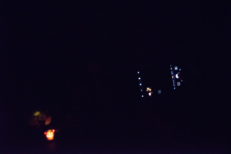 「HUAWEI P20 Pro HW-01K」でロウソク1本程度の光量で撮影している様子。肉眼でもどこに誰がいるのか分からない状況