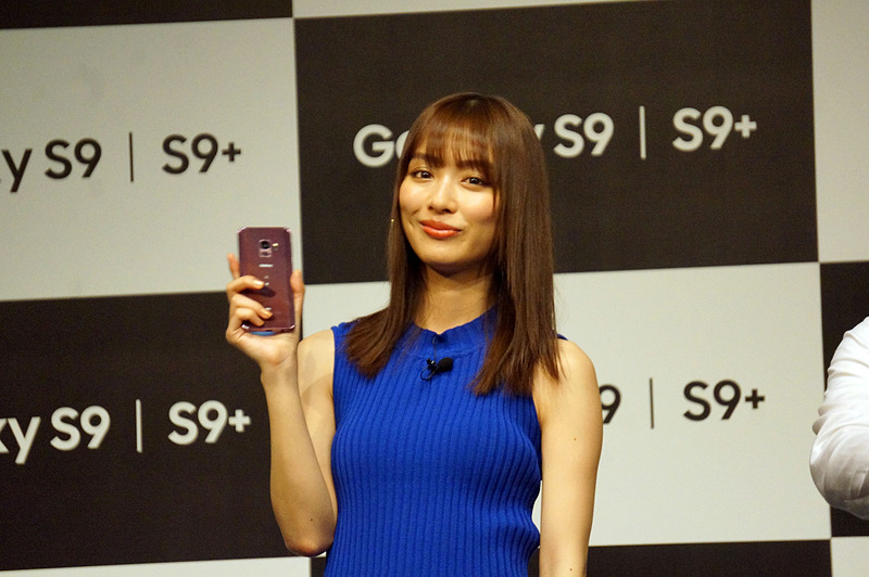 内田は紙吹雪を落とす場面をスローモーションで撮影。女子力の高さをアピール