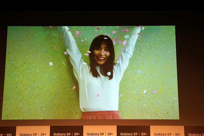 内田は紙吹雪を落とす場面をスローモーションで撮影。女子力の高さをアピール