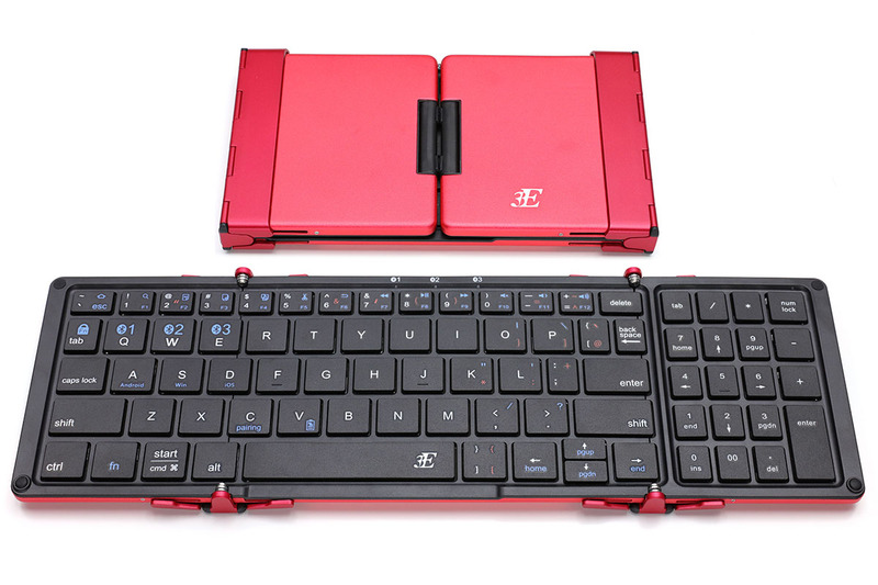 3Eの「TENPLUS」。3つ折りにできるBluetoothキーボードで、畳んだ状態では、だいたいハガキ大。メーカー税別価格は7860円です。ネット通販で税込8480円で購入しました。