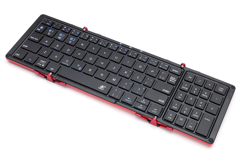 英語配列キーボードで、フルサイズキーボードと比べるとキーが小さめ。折りたたみタイプのモバイルキーボードとしては非常に珍しい「テンキー付き」のフルキーボードです。