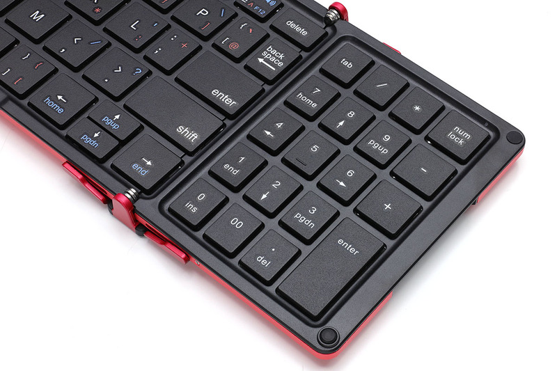 英語配列キーボードで、フルサイズキーボードと比べるとキーが小さめ。折りたたみタイプのモバイルキーボードとしては非常に珍しい「テンキー付き」のフルキーボードです。