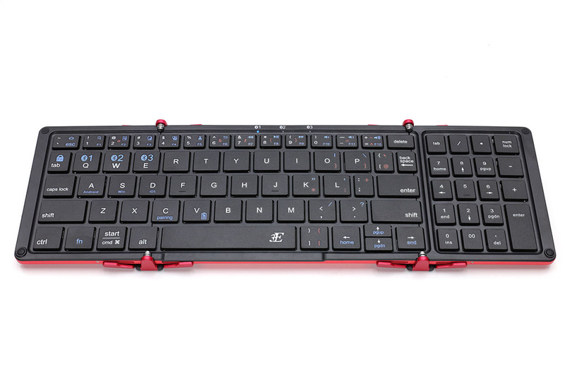 TENPLUSは3つ折りタイプのモバイルキーボード。使用時の本体サイズは横278×縦90.5×厚さ12.5mmです。フルサイズのキーボードと比べるとかなり小型なので、その分キーサイズも小さくなっています。