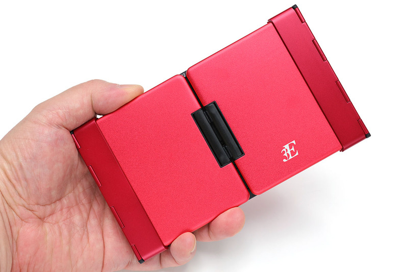 携帯時の横158.6×縦90.5×厚さ15.8mm（メーカー公称値）です。厚さの実測値は14.8mmでしたが、ともあれ携帯するには好都合の薄さです。本体のみの質量は約194gで、質量的にも携帯に有利な感じ。ちなみに、折り畳んだ状態ではだいたい「はがきサイズ」くらいです。