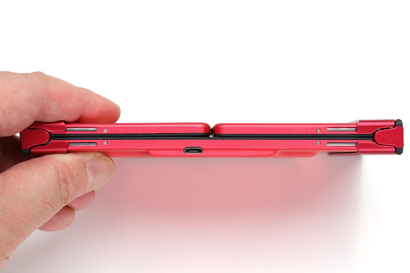 携帯時の横158.6×縦90.5×厚さ15.8mm（メーカー公称値）です。厚さの実測値は14.8mmでしたが、ともあれ携帯するには好都合の薄さです。本体のみの質量は約194gで、質量的にも携帯に有利な感じ。ちなみに、折り畳んだ状態ではだいたい「はがきサイズ」くらいです。