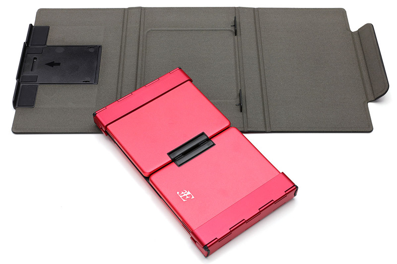 キーボード本体を包むようにカバーするセミハードの保護ケースが付属。キーボード本体はわりとシッカリ折り畳めて、その状態を保ちます。ですので、ケースを使わずキーボード本体のみ持ち歩いても、キーボードが不意に展開してしまうことはほとんどありません。