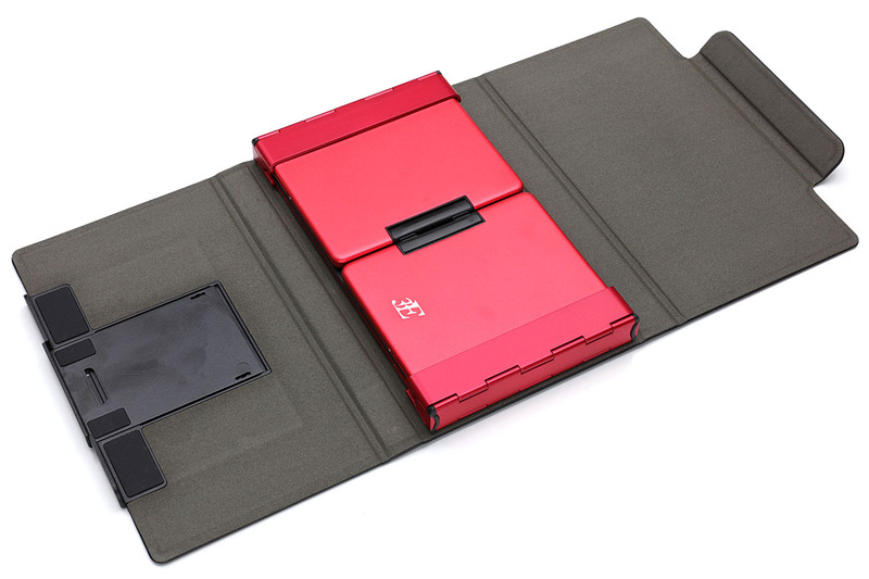 キーボード本体を包むようにカバーするセミハードの保護ケースが付属。キーボード本体はわりとシッカリ折り畳めて、その状態を保ちます。ですので、ケースを使わずキーボード本体のみ持ち歩いても、キーボードが不意に展開してしまうことはほとんどありません。