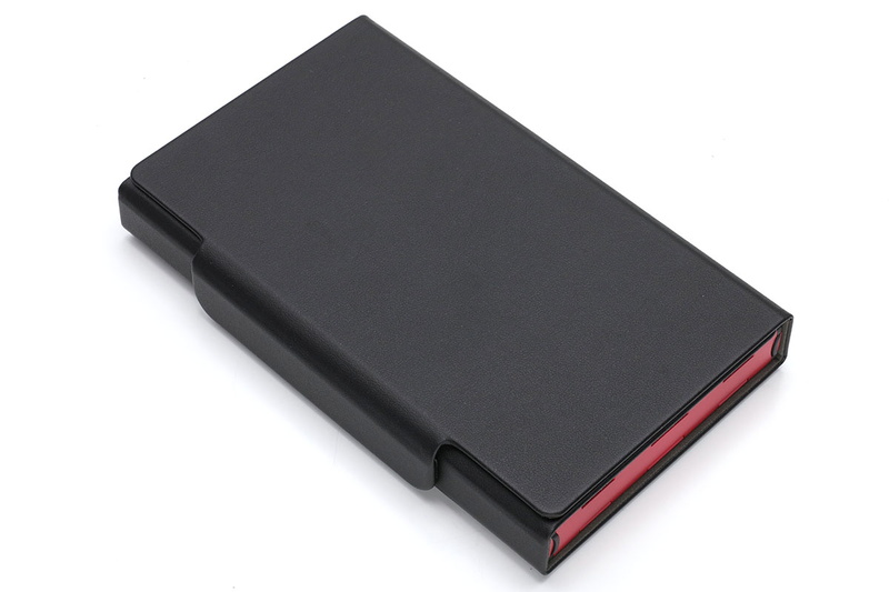 キーボード本体を包むようにカバーするセミハードの保護ケースが付属。キーボード本体はわりとシッカリ折り畳めて、その状態を保ちます。ですので、ケースを使わずキーボード本体のみ持ち歩いても、キーボードが不意に展開してしまうことはほとんどありません。