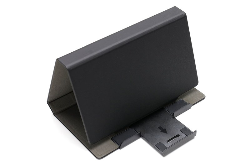 保護ケースはスマートフォンやタブレットのスタンドとしても使えます。下部ストッパーは引き出せて、端末の角度を調節可能。手持ちの端末で試したところ、10.5インチiPad Proや9.7インチiPad、iPad mini、各種iPhoneを、縦向きにでも横向きにでも立てることができました。写真は、中央がiPad mini、右がiPhone 8 Plusを立てた様子です。