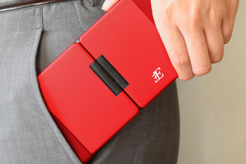 レッドはけっこう強めの赤。目を惹くカラーです。