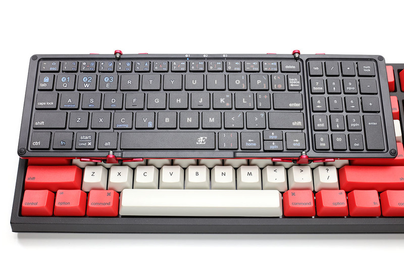 TENPLUSはフルサイズキーボードを横幅で70％くらいに縮小したサイズ。タッチタイプするにはやや慣れる必要があるかもしれません。