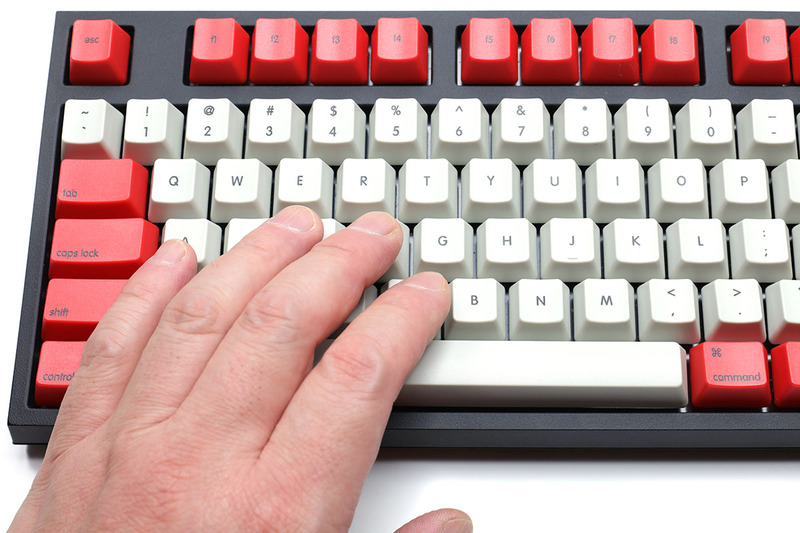 TENPLUSはフルサイズキーボードを横幅で70％くらいに縮小したサイズ。タッチタイプするにはやや慣れる必要があるかもしれません。