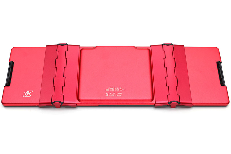 キーボード背面。キーボード左右端と左右ヒンジ上下の、合計6箇所に机面に接する脚があり、その部分には滑り止めがあります。これにより、キーボードが滑ったりせず、強めの力でタイプしてもキーボードがたわむようなこともありません。キーボード左右端の脚は、折り畳み時に邪魔にならないように格納できます。