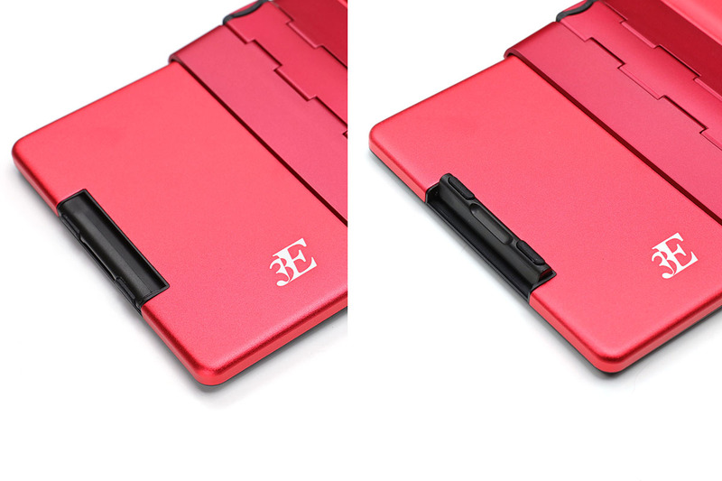 キーボード背面。キーボード左右端と左右ヒンジ上下の、合計6箇所に机面に接する脚があり、その部分には滑り止めがあります。これにより、キーボードが滑ったりせず、強めの力でタイプしてもキーボードがたわむようなこともありません。キーボード左右端の脚は、折り畳み時に邪魔にならないように格納できます。