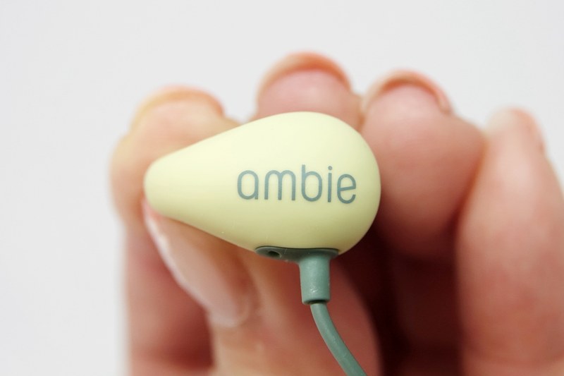 「ambie」。「ワイヤレスイヤホン」ではなく「ワイヤレスイヤーカフ」とわざわざプリントしているので、イヤホンと呼ばないほうがいいのかもしれない