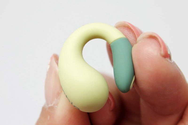 ambieを横から見たところ。クリップのようにして耳介をはさみ固定する