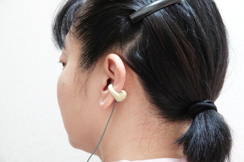 装着していても、耳の穴はしっかり空いている。自分専用のスピーカーを持ち歩いていて、これまた自分専用のBGMといつも一緒に行動しているような感覚だ