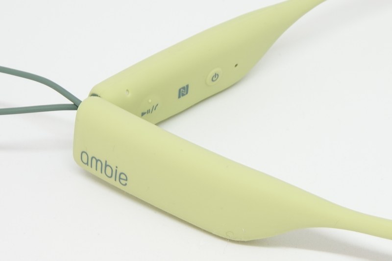 右側に電源、再生（一時停止、受話、終話）などの操作ボタン。NFCもこちら