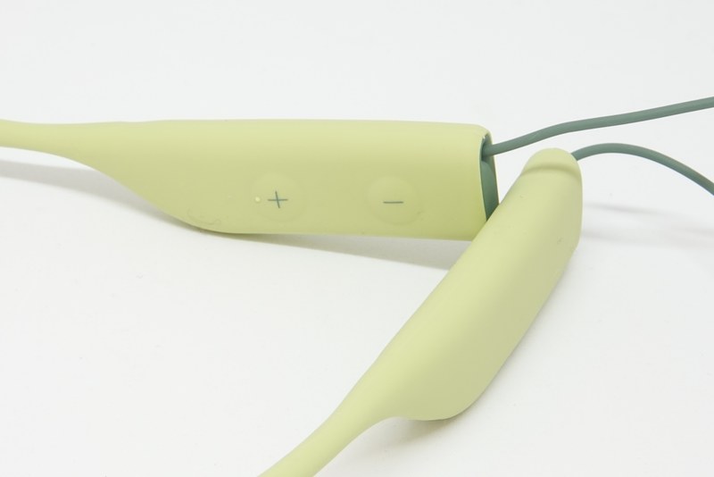 左側に音量アップ（長押しで曲送り）、ダウン（長押しで曲戻し）操作用ボタン