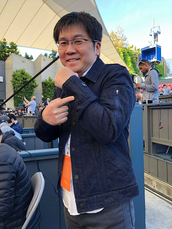 グーグルのカンパニーストアで販売されいた「Jacquard Threads」。男性用と女性用がある。Googel I/Oの基調講演会場は屋外でしかも日陰なので寒い。早速、着用して寒さをしのぐ（撮影：太田百合子さん）