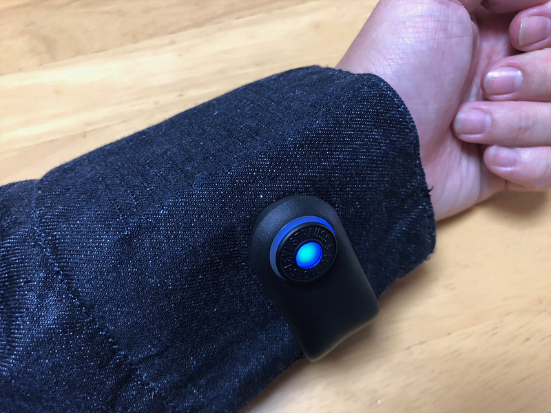 袖元にUSBのドングルを装着する。袖元にタッチを感知する繊維が縫われている