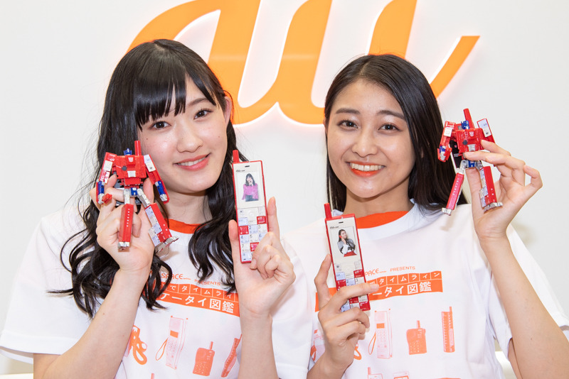 アンジュルムのメンバー、川村文乃さん（左）、和田彩花さん（右）