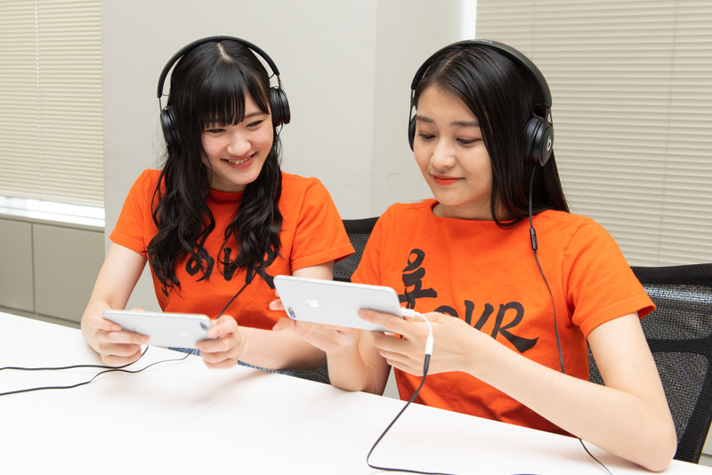 「au 音のVR」を体験する二人