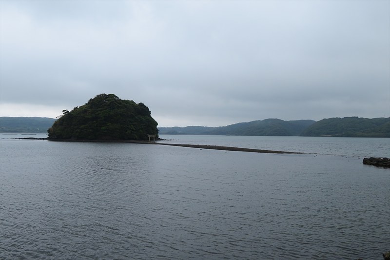 干潮時に参道が現れる「小島神社」はモン・サン・ミッシェルのよう