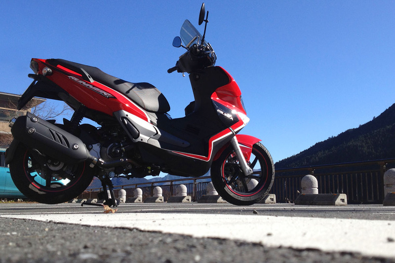 久々の原付で再びバイクに目覚め、それをきっかけに買ったリターン初のバイク。GILERA（ジレラ）の「RUNNER ST200」というスクーターです。軽くてパワフルで、よ～く走るスクーターでした。手放しちゃいましたけど、今でも「あのジレラにまた乗りたいな～」とか思います。