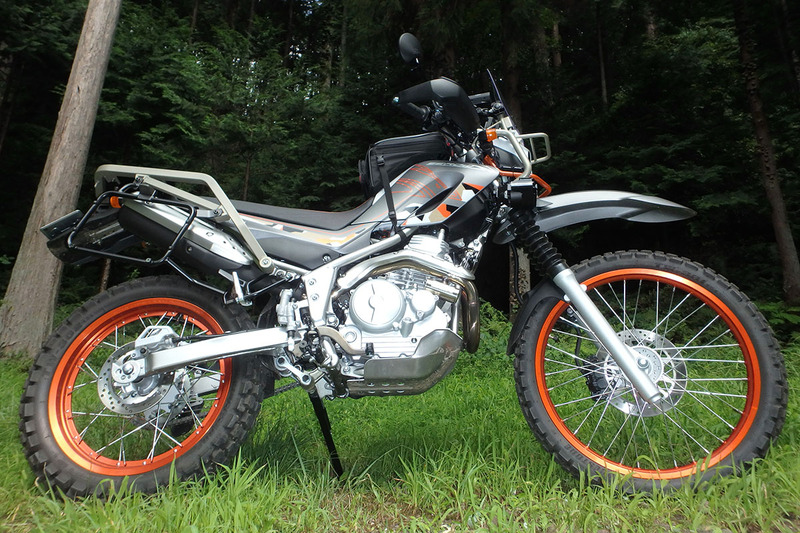 カワサキER-4nから、今度はヤマハの「SERROW 250」に乗り換え。オフロードバイクで、林道や砂利道も軽快に走れます。クルマやオンロードバイクでは行きにくい「荒れた道へのツーリング」も快適で、現在でも乗っています。車名のSERROW（セロー）は「カモシカ」を意味しますが、セローで秩父や御荷鉾あたりの山道を走っていたら何度かカモシカに遭遇したりも。