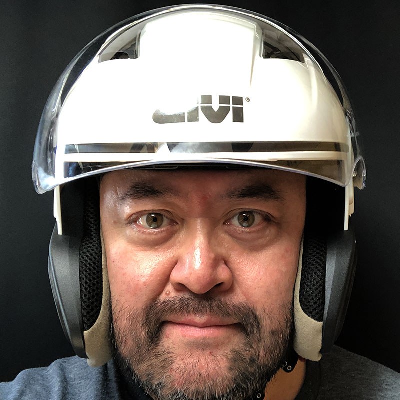 バイザー内蔵ヘルメットの例。ヘルメット外側にあるレバーを操作すると、ヘルメット内部からサングラス的なバイザーが現れます。これを「インナーバイザー」と呼ぶそうです。外側のシールド（風防）は、インナーバイザーの状態に関わりなく開閉できます。