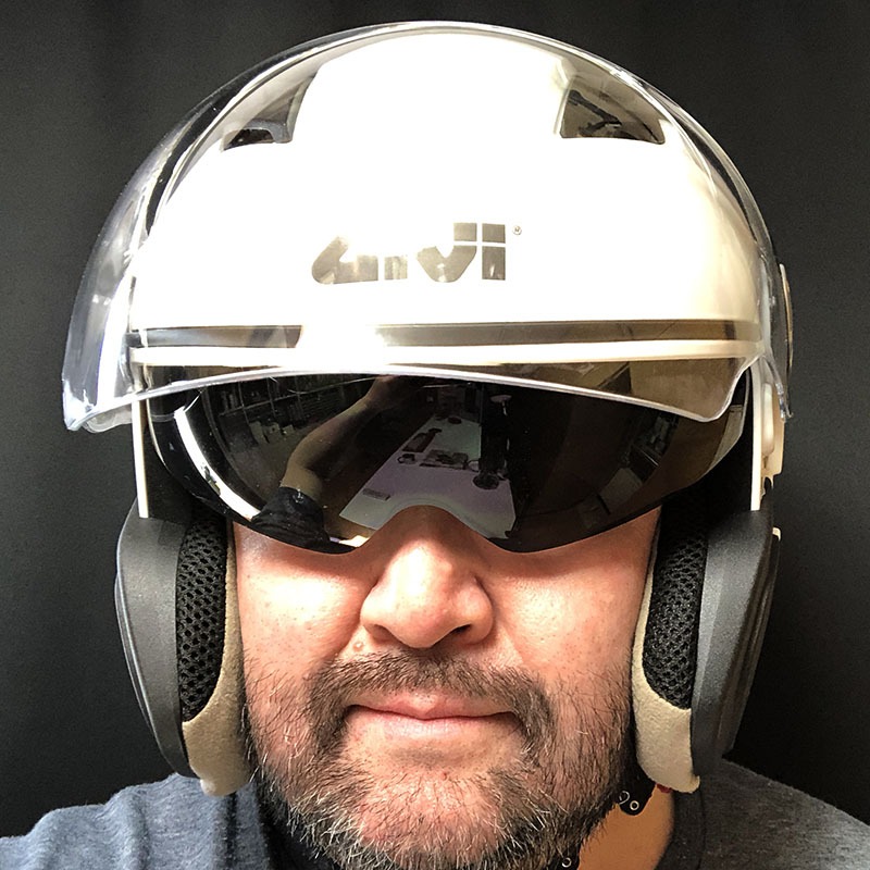 バイザー内蔵ヘルメットの例。ヘルメット外側にあるレバーを操作すると、ヘルメット内部からサングラス的なバイザーが現れます。これを「インナーバイザー」と呼ぶそうです。外側のシールド（風防）は、インナーバイザーの状態に関わりなく開閉できます。