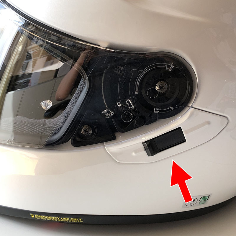 インナーバイザーの出し入れは、だいたいヘルメット左横にあるスライドレバーで行います。インナーバイザーはオデコの上あたりからシュッと出てきます。