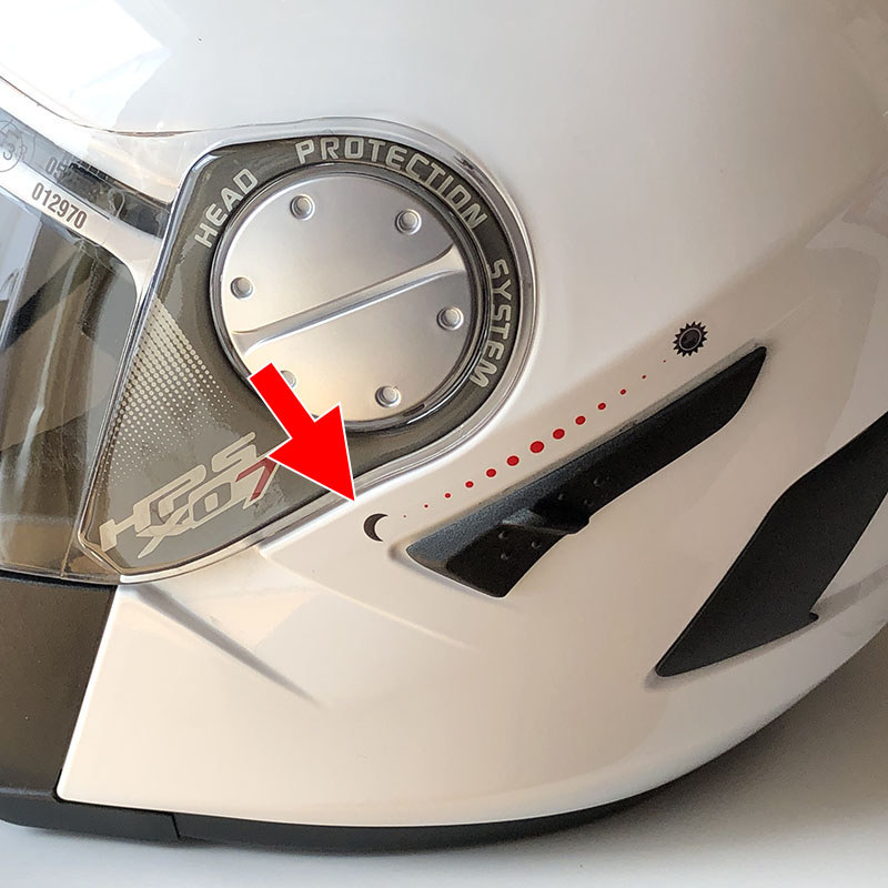 このヘルメットの場合、左側面のレバーを後方に動かすとインナーバイザーが出てきて、前方に動かすとインナーバイザーが格納されます。ほかのメーカーのインナーバイザーも同様の操作のものが大半だと思います。