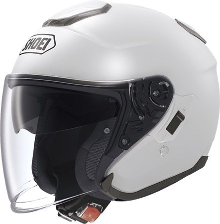 SHOEI「J-Cruise」。ゆっくりツーリングするときはジェットヘルメット派（見える景色が広く軽快にかぶれるから）ですが、このヘルメットはインナーバイザーの利便に加えて「かぶり心地」も非常にイイです。SHOEIのフィッティングサービスで自分の頭に最適にフィットさせられるのに加え、風切り音もかなり静かですし、「PINLOCK EVO lens」という曇り止めインナーシールドの効果も大。あとエアインテークを開くと風通しが非常にイイ。筆者がこれまでに使ったなかで、最も快適なジェットヘルメットです。