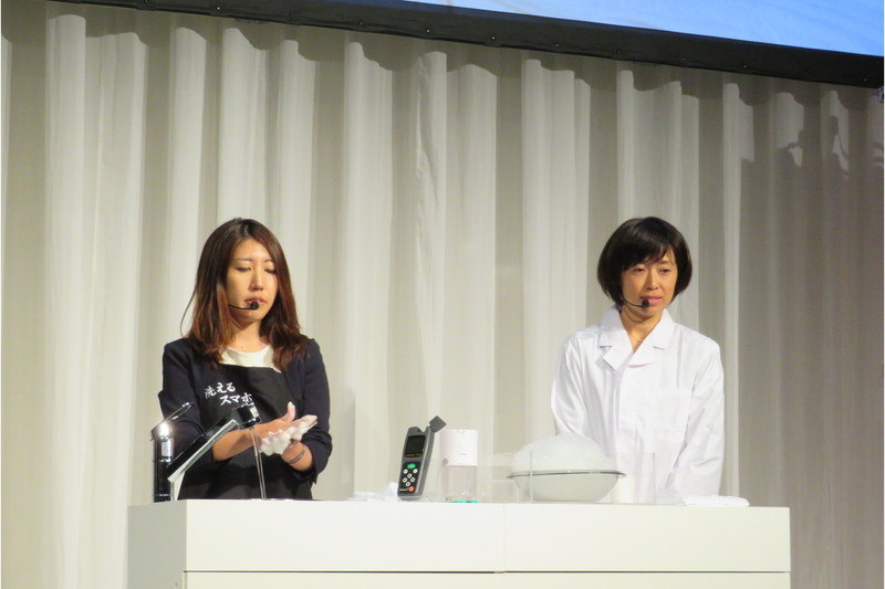 実際にステージ上で洗われるデモが行われた