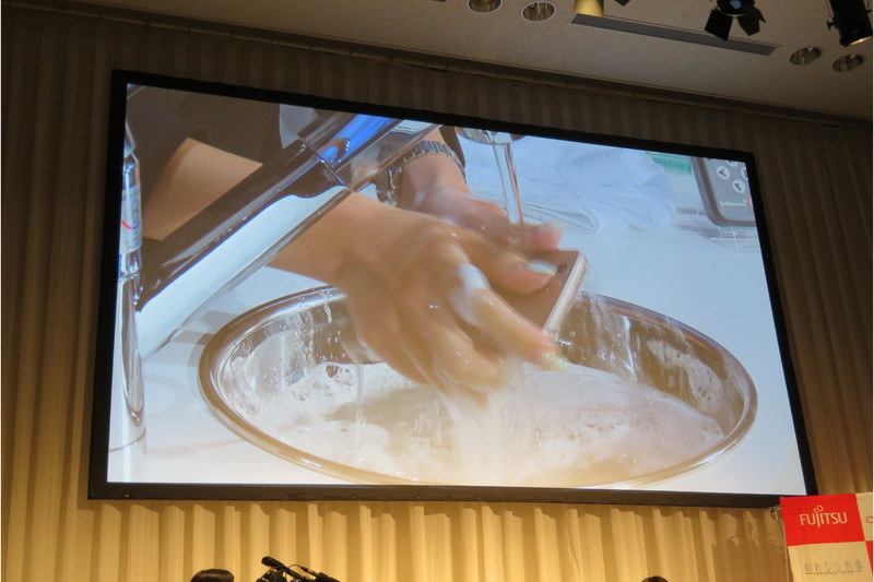 実際にステージ上で洗われるデモが行われた