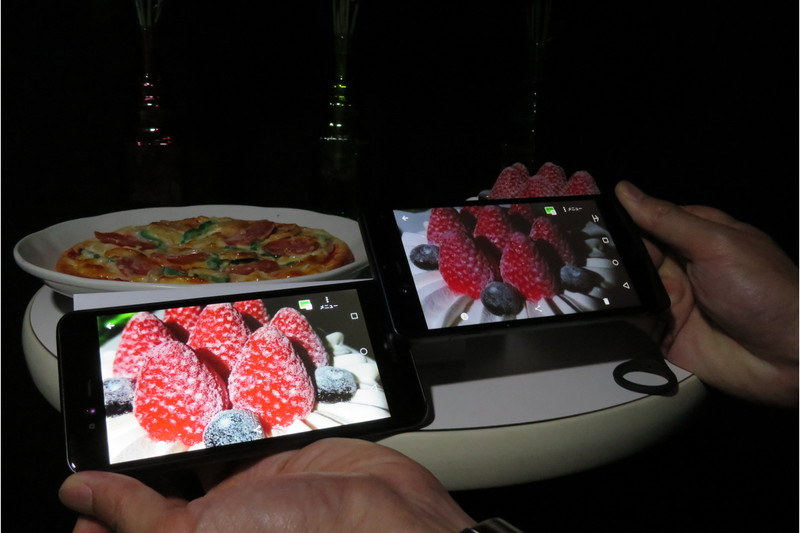 arrows Be F-04K（左）と2017年冬モデルarrows NX F-01K（右）との暗所撮影の比較。ミドルレンジモデルながらF-04Kのほうが明るく撮影できている。