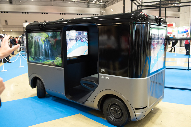 「New Concept Cart」は4Kカメラ、4Kディスプレイを搭載し、遠隔地とのコミュニケーションやクラウドからの遠隔操作も可能