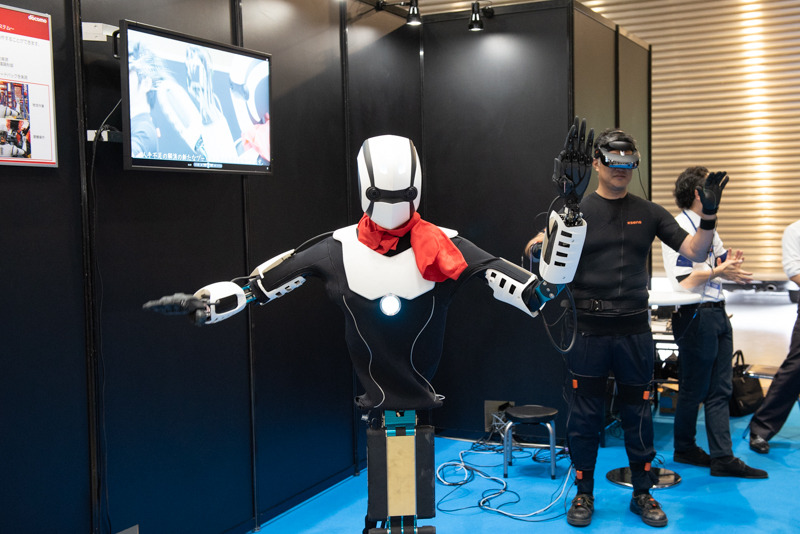 「5Gロボット」は5Gネットワークごしに操作者の動きをトレースでき、遠隔操作が可能。このバージョンではハンドルを回すこともできる