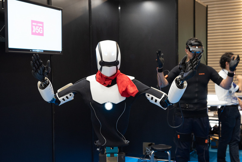 「5Gロボット」は5Gネットワークごしに操作者の動きをトレースでき、遠隔操作が可能。このバージョンではハンドルを回すこともできる