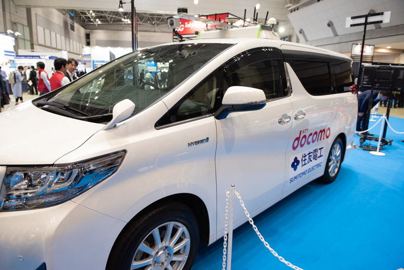 「交通状況のリアルタイムな情報収集・解析」で用いられた車両。5Gで、自動車や道路など交通インフラに搭載されたセンサーの情報を解析、交通状況をリアルタイムに把握する
