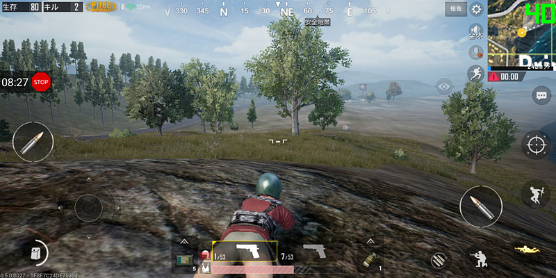 匍匐前進しながら様子をうかがう