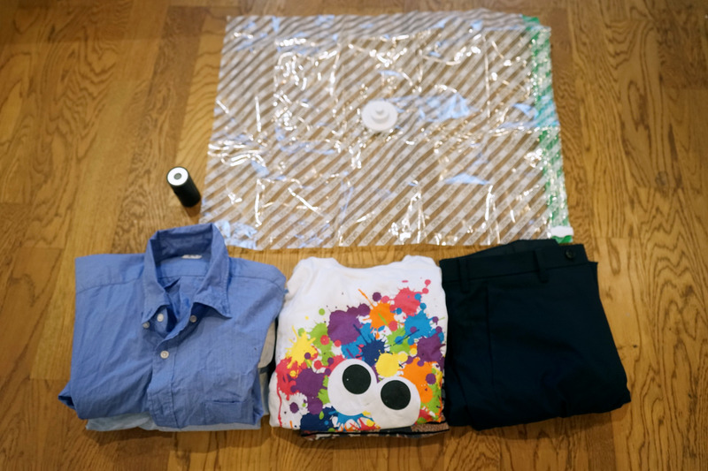 2泊3日の着替えなら、シャツ2枚、Tシャツ2枚、ズボン1着くらいか。付属のMサイズの袋にすべて余裕で入る
