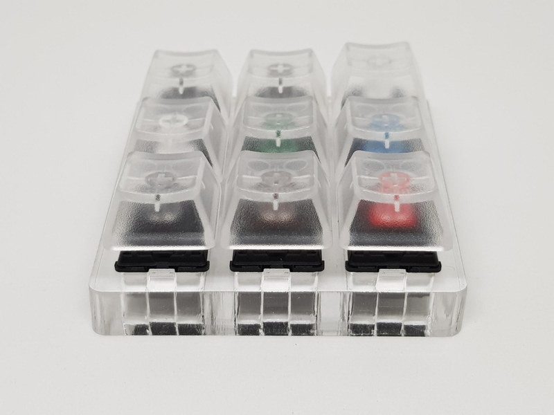 キーキャップは半透明で、キースイッチの軸の色を判別できる。見ずに指先だけで軸の種類を9個とも当てられるようになれば一人前かも……