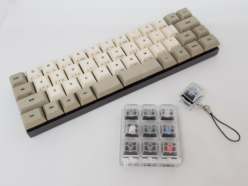 チェリーMX青軸を採用した筆者愛用のキーボードと今回ご紹介する9軸と1軸のテスター